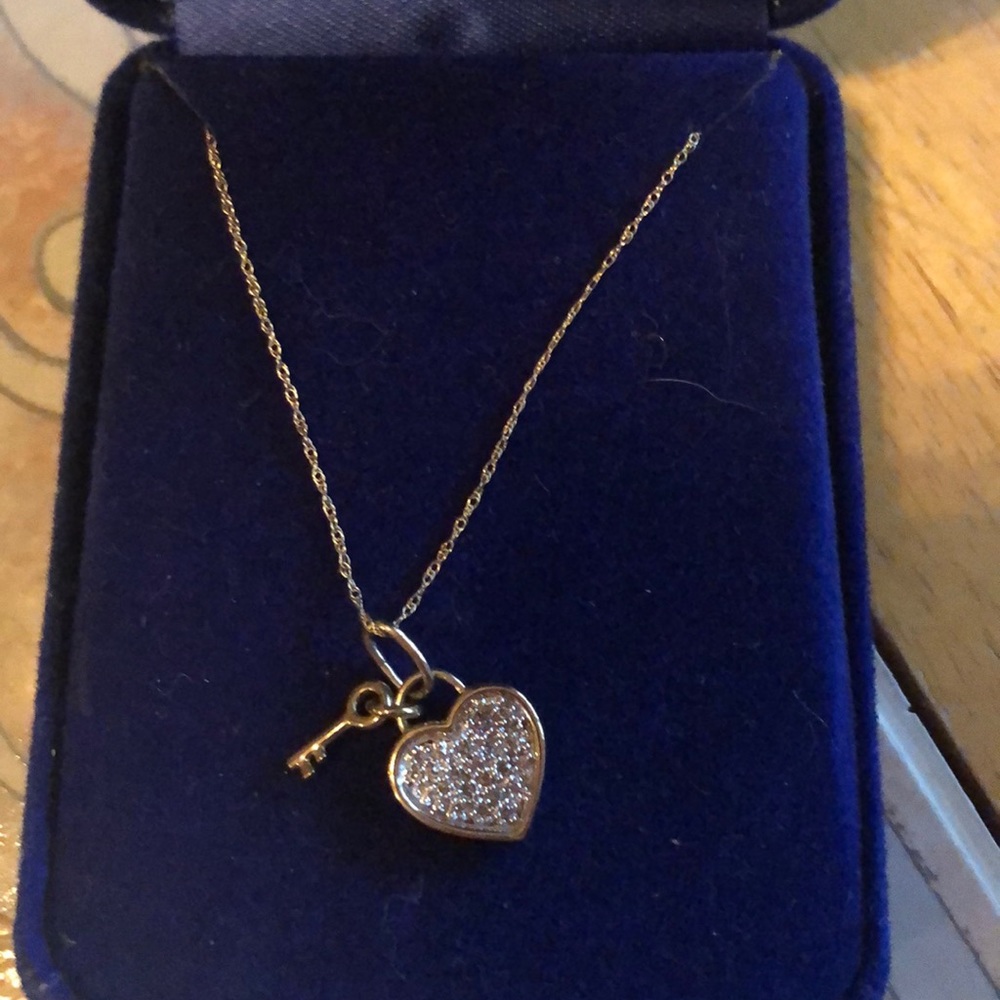 10 kt yellow gold heart with key pendant